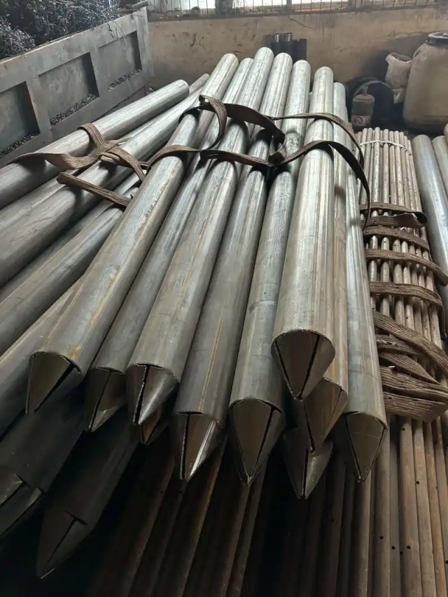 新建钢花管锚杆